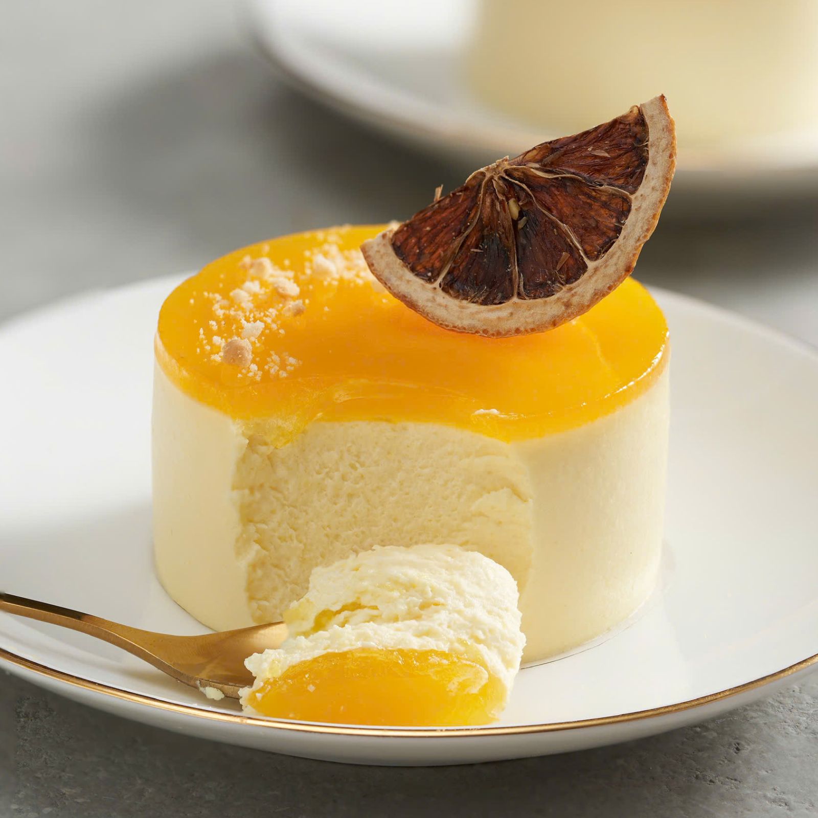 Lớp mousse mềm mịn kết hợp cùng lớp glaze xoài vàng óng, tạo nên hương vị thanh nhẹ và tươi mát