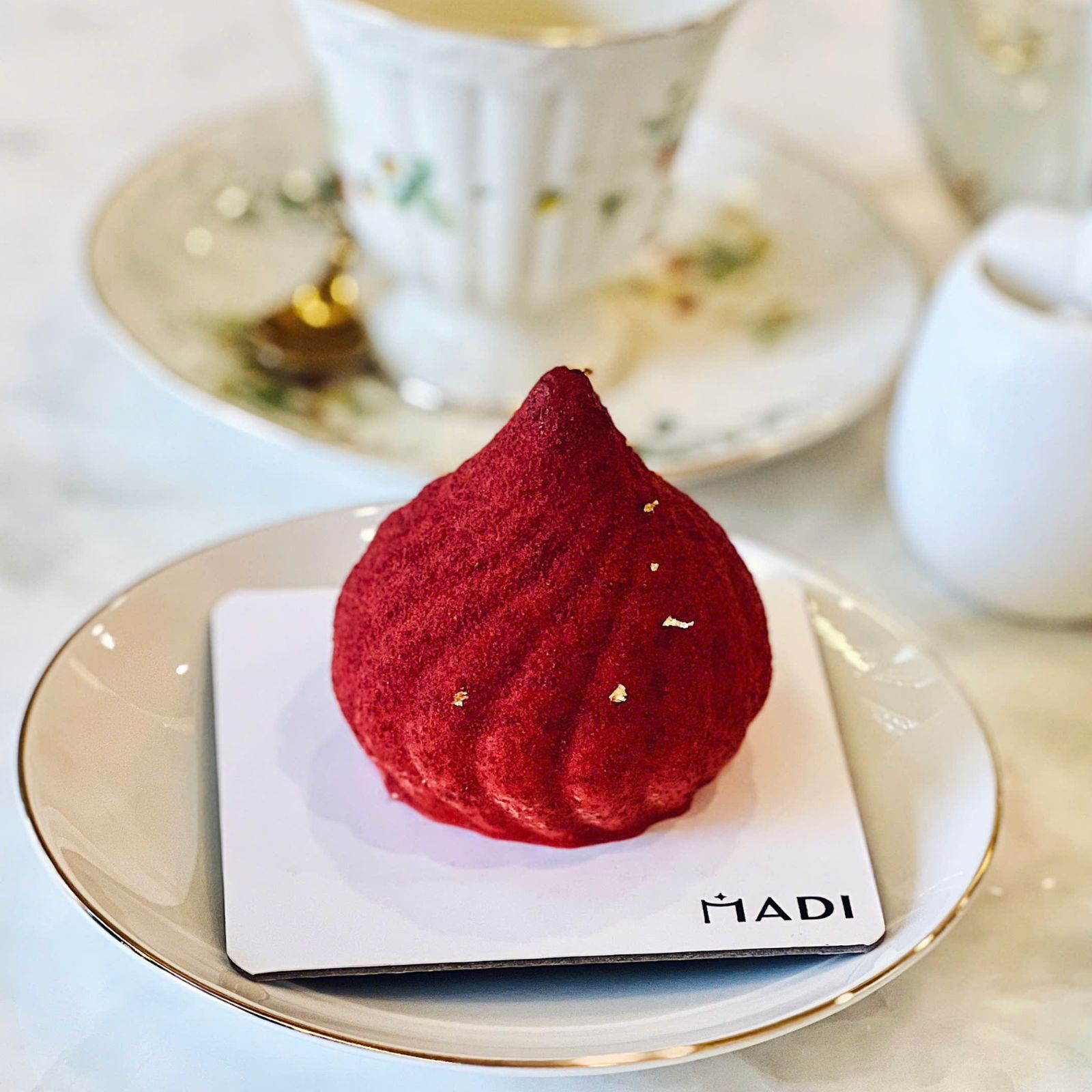 Những đường nét mềm mại kết hợp cùng lớp phủ nhung đỏ giúp chiếc bánh Mousse trở thành điểm nhấn nổi bật trên bàn tiệc