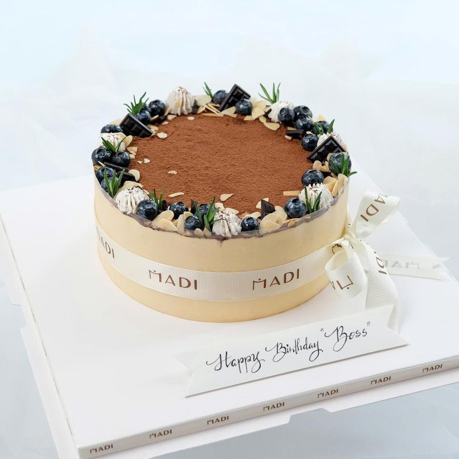 Tiramisu phủ lớp cacao mịn, kết hợp cùng việt quất tươi để cân bằng vị béo và tăng thêm hương vị hài hòa