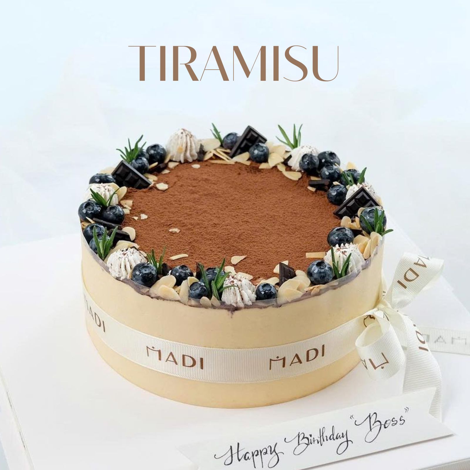 Tiramisu hấp dẫn với lớp bánh Ladyfinger thấm đẫm cà phê, phủ kem mascarpone béo mịn và cacao thơm nhẹ