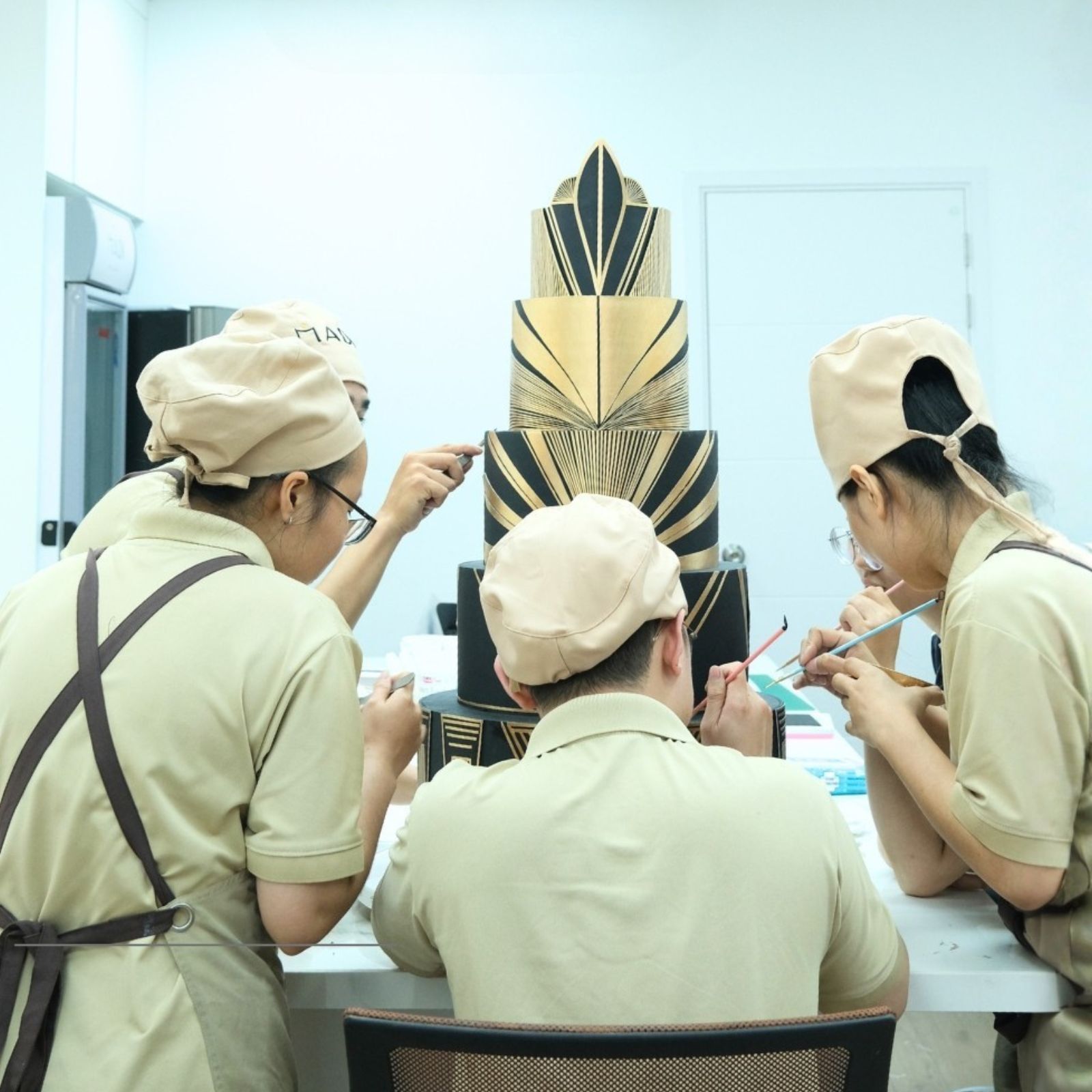 Số lượng và kích thước bánh cũng ảnh hưởng đến việc nên đặt bánh sinh nhật trước bao lâu