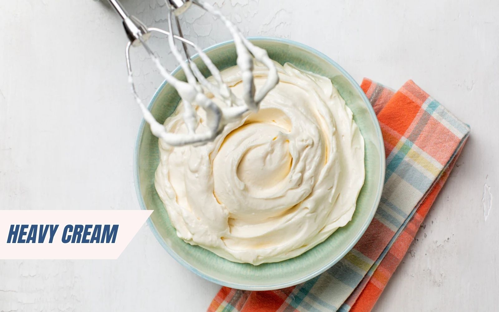 Heavy cream là gì? Đây là dòng kem béo mịn giúp nâng tầm hương vị cho các món bánh và sốt