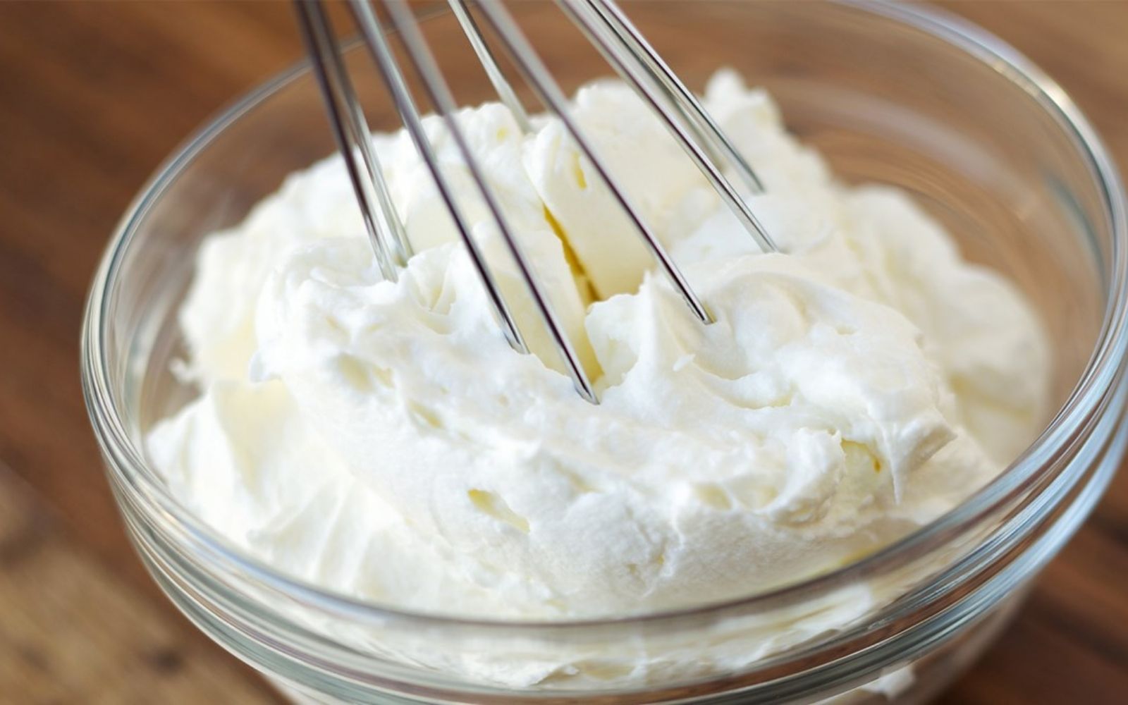 Topping Cream có khả năng giữ form ổn định, giúp tạo hình và trang trí bánh dễ dàng hơn