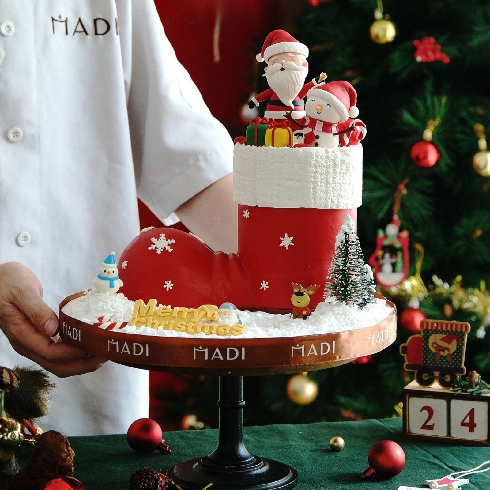 Bánh sinh nhật đặt trước bao lâu sẽ tùy mẫu bánh, nhưng đặt sớm luôn giúp chiếc bánh được hoàn thiện chỉn chu từ hình thức đến hương vị