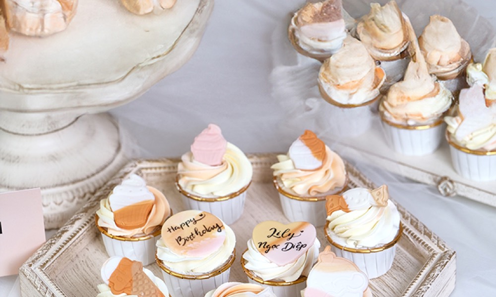 Set cupcake đầy tháng chia sẵn từng phần cho tiệc gia đình tại MaDi
