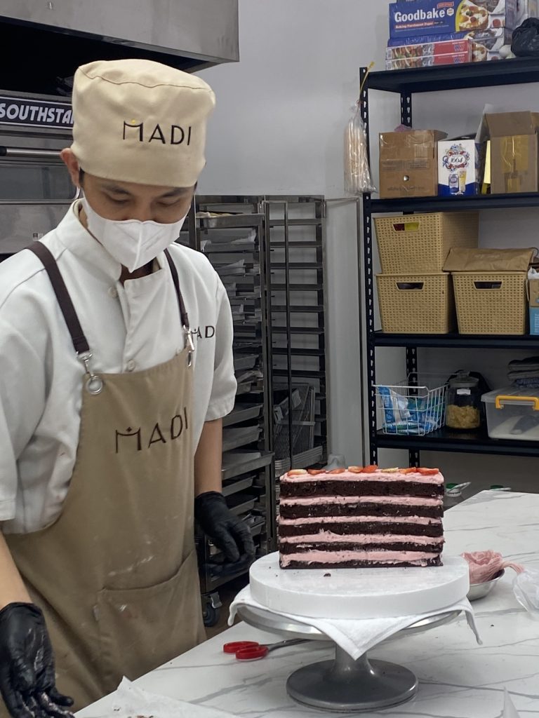 Mặt cắt bánh kem MaDi với các lớp cốt và nhân kem xen kẽ