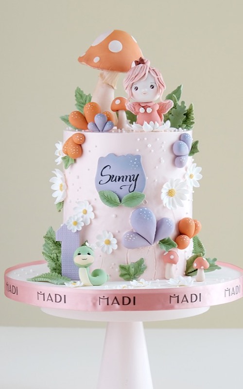 Bánh kem đầy tháng cho bé gái chủ đề cổ tích size 16cm tại Tiệm Bánh MaDi