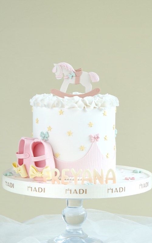 Bánh kem đầy tháng bé tuổi Ngọ tạo hình ngựa gỗ bập bênh size 16cm tại MaDi