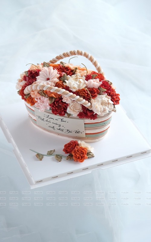 Bánh kem thôi nôi giỏ hoa kem bơ bắt tay tỉ mỉ khổ 24x32cm tại MaDi