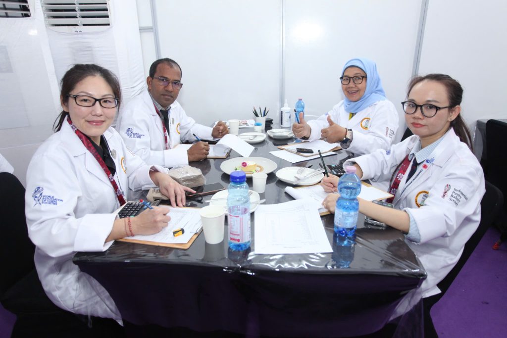 Ban giám khảo quốc tế chấm điểm tại cuộc thi bánh quốc tế