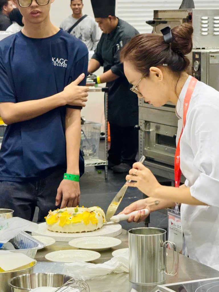 Giám khảo cắt bánh chấm phần hương vị tại cuộc thi bánh quốc tế