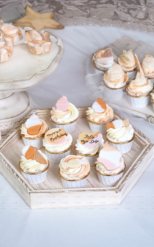 Set cupcake đầy tháng chia sẵn từng phần cho tiệc gia đình tại MaDi