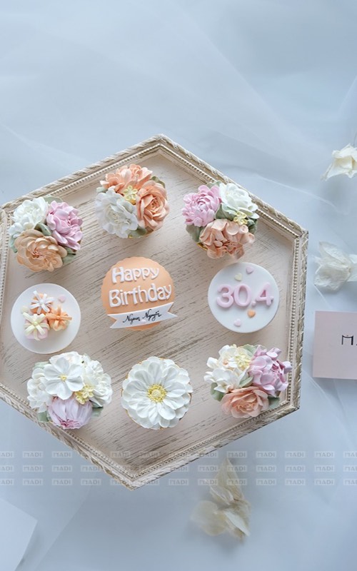  Set cupcake hoa kem bơ đặt gấp trong ngày cho tiệc đầy tháng tại MaDi