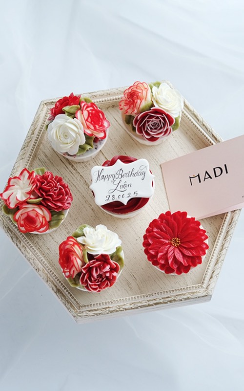Set cupcake hoa kem bơ chia phần riêng cho bé trong tiệc thôi nôi tại MaDi