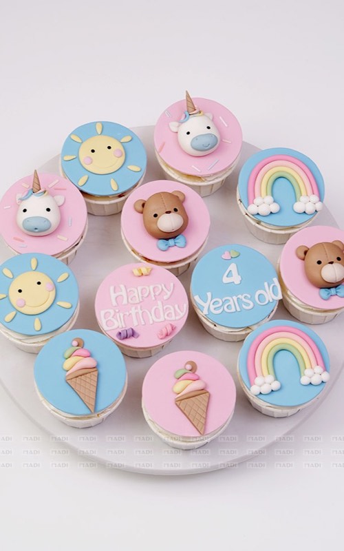Set cupcake tạo hình unicorn cho tiệc thôi nôi nhiều trẻ nhỏ tại MaDi